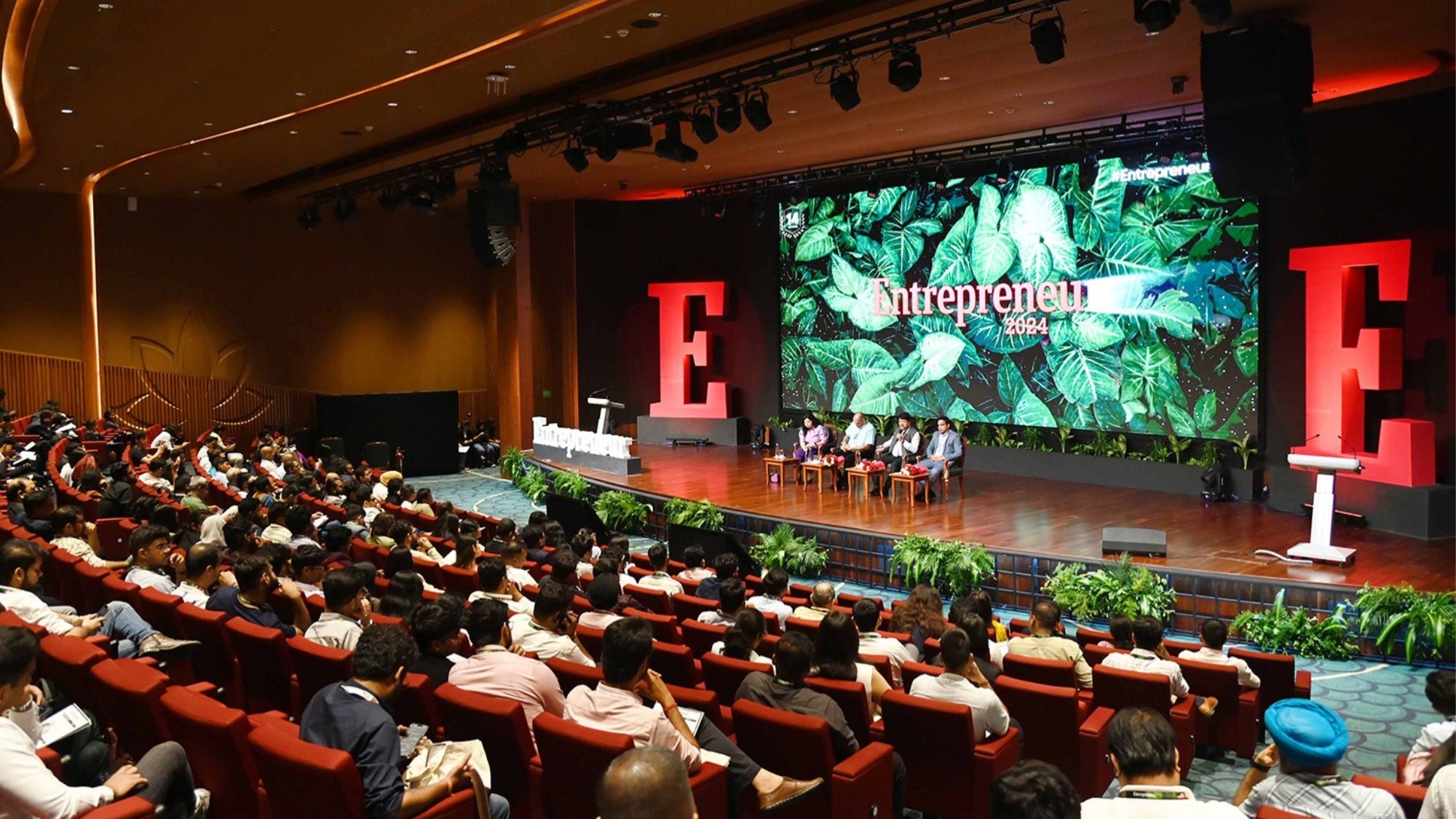 Emprendedores abriendo nuevo negocio