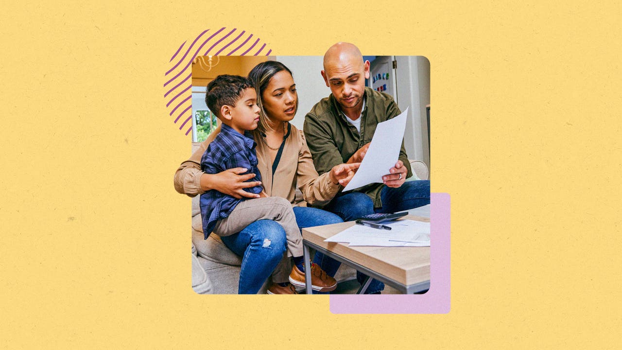 Familias recibiendo ayuda financiera profesional